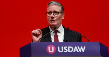 Starmer to order Labour MPs to vote against Mandelson sleaze probe