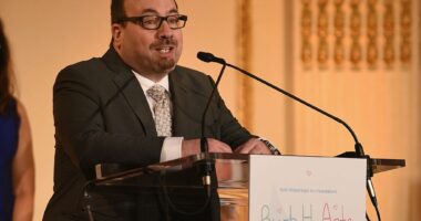 Celebrity Net Worth logo