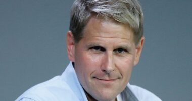 Top Apple exec retires amid claim 10% of team took mental health leave