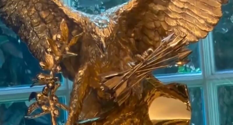 Trump adds a brand-new golden detail to the Oval Office