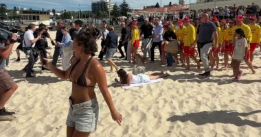 'Unbothered' Aussie steals the show from Harry and Meghan after footage captured priceless moment at the beach: 'Give her a medal'
