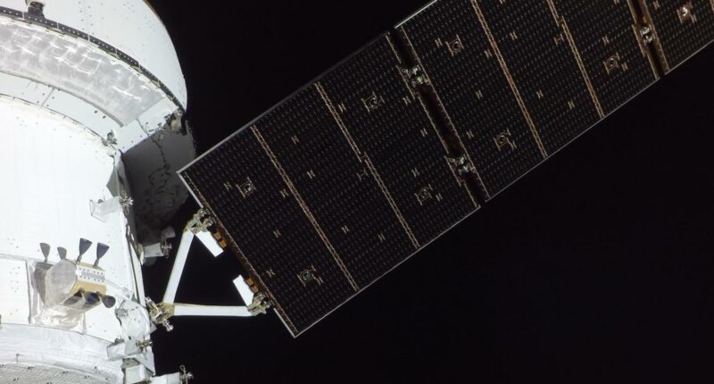 What time will Artemis II splash down?