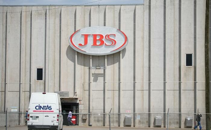 Workers plan to halt strike at major US meatpacking plant and resume negotiations