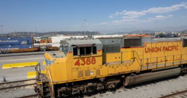 6 people found dead inside Texas railroad boxcar