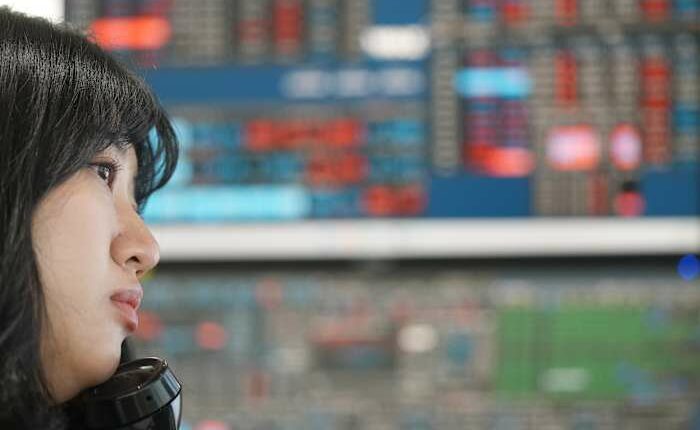 Asian shares trade mixed as AI excitement fades and war worries continue