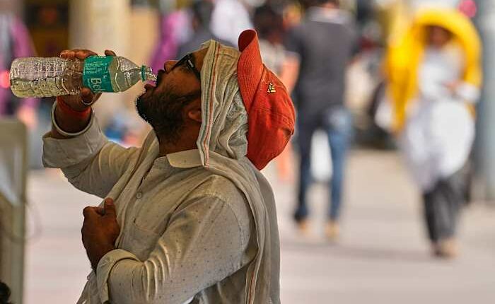 Heat wave empties roads and markets in north India as some farmers turn to nighttime work