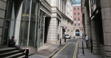 More than a billion dollars stolen in knifepoint street mugging