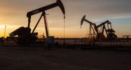 Oil rises as White House says Iran ceasefire halts 60-day war deadline