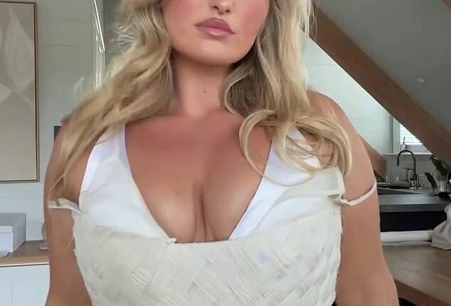 After copping online criticism for her eye-catching welcome party wedding dress, Aussie plus-sized model Riley Hemson has flaunted her very revealing reception ensemble