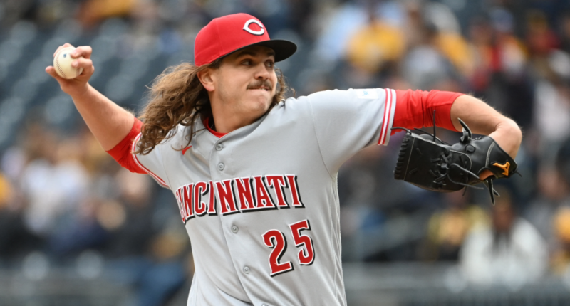 Reds pitchers walk seven straight Pirates hitters, tying MLB record