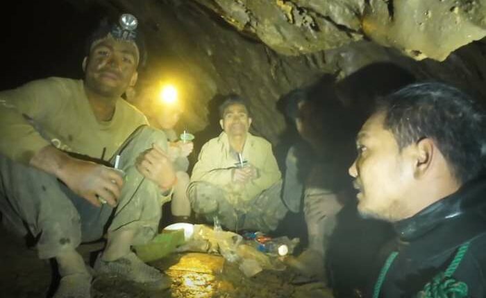 Rescuers work to free 4 men who remain trapped in flooded Laos cave and search for 2 still missing