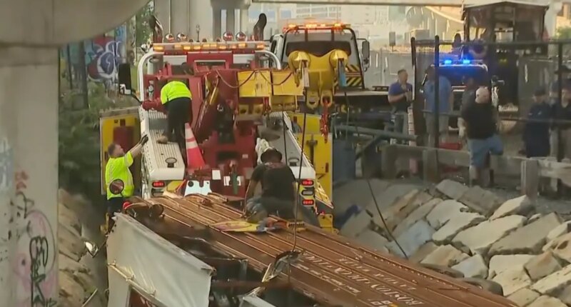 6 injured Boston duck boat tips near Cambridge ramp