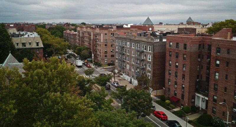 Elderly couple fatally stabbed inside Queens apartment, no arrests made as investigation continues: report