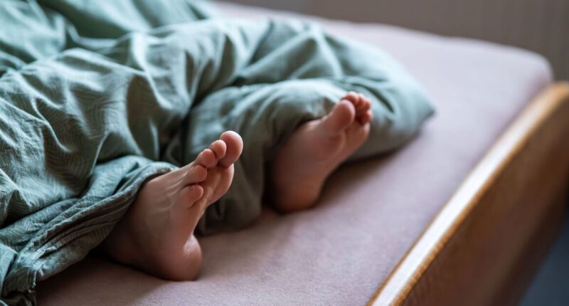 Fall asleep faster in a heatwave by using expert's fan-free method
