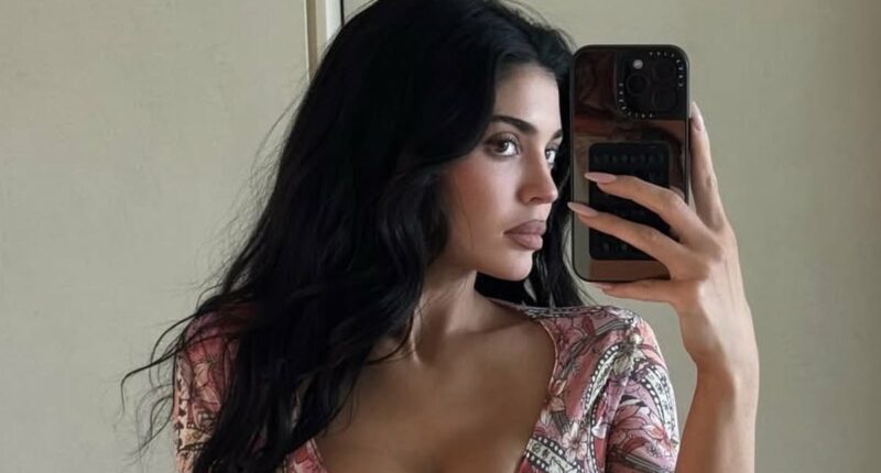 Kylie Jenner marks LA return with cleavage-baring selfies