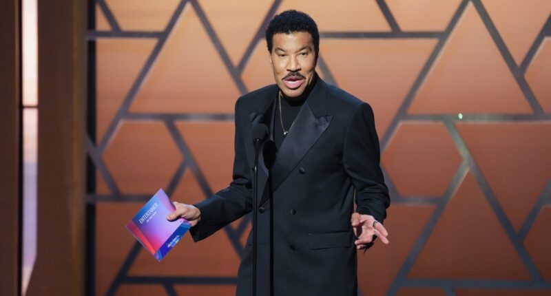 Lionel Richie postpones concert on Friday, June 26 at United Center in Chicago following health scare at Earth, Wind & Fire show