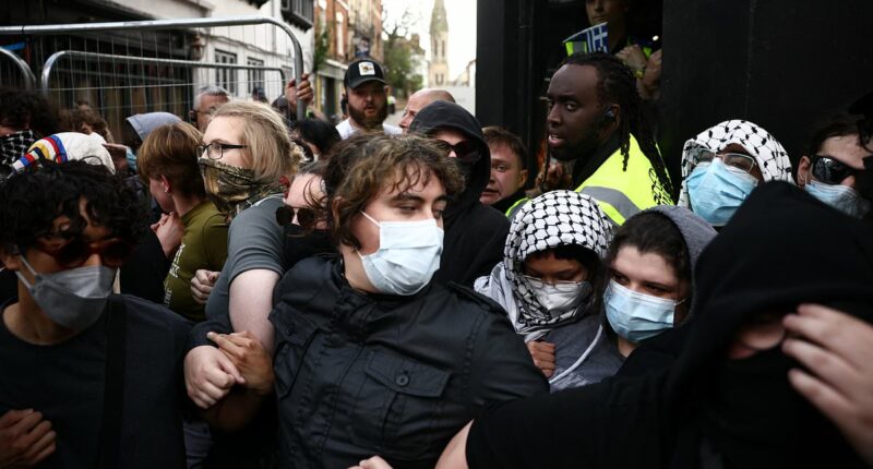 Protesters try to block people seeing Tommy Robinson at Oxford Union