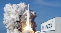 SpaceX wants regular investors to help its stock launch. Here's what to know before clicking 'buy'