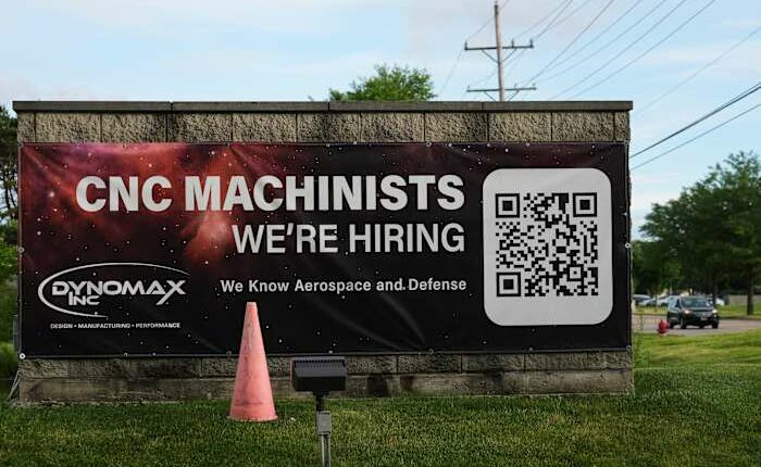 U.S. filings for unemployment benefits fall to 226,000 last week as layoffs remain historically low