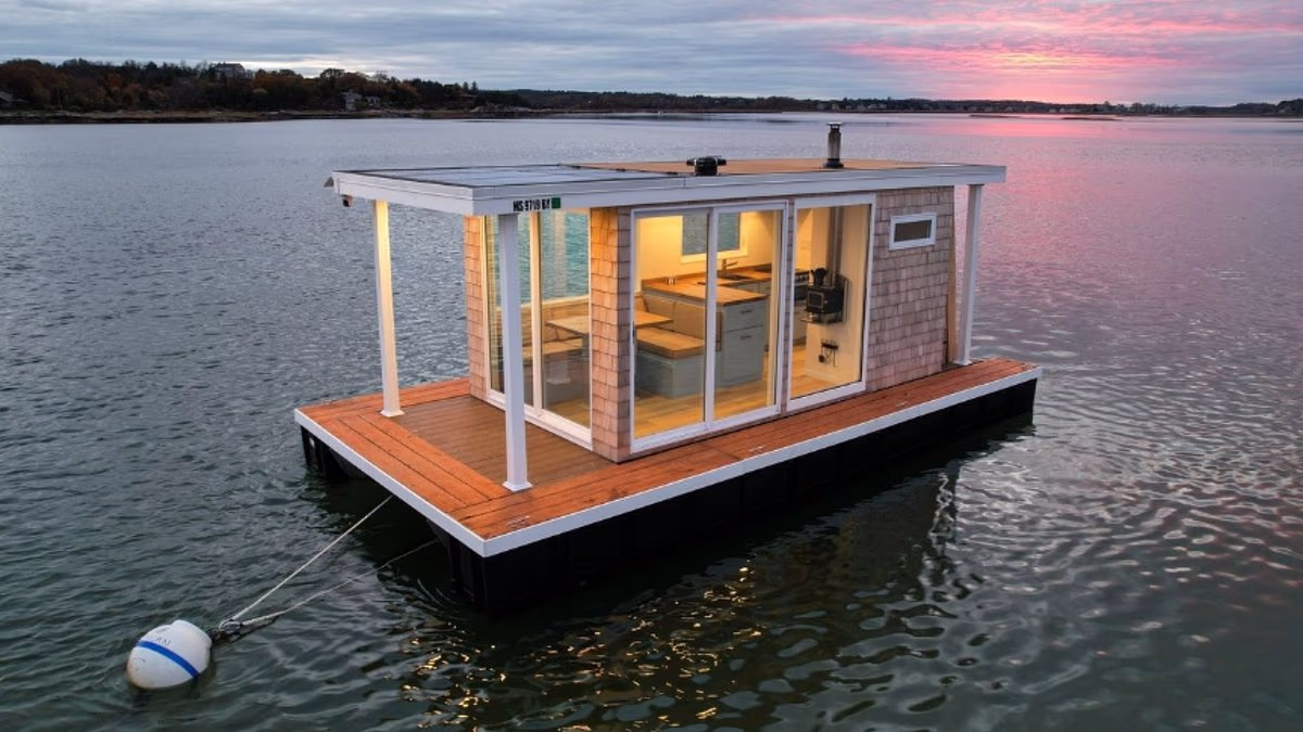 Friends Turn $4,000 Pontoon Into $140,000 Dream Houseboat - Internewscast Journal