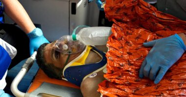 Security guard survives eight days beneath collapsed shopping center after Venezuela earthquakes