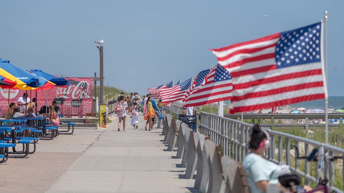 Shark sightings trigger closures at major US beaches before July 4