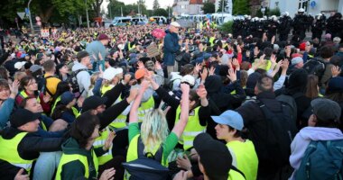 Tens of thousands of far-left protesters clash with police in anti-conservative party riots
