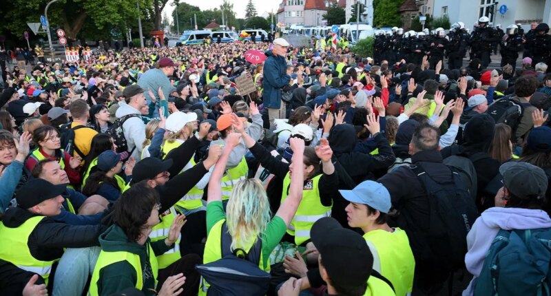 Tens of thousands of far-left protesters clash with police in anti-conservative party riots