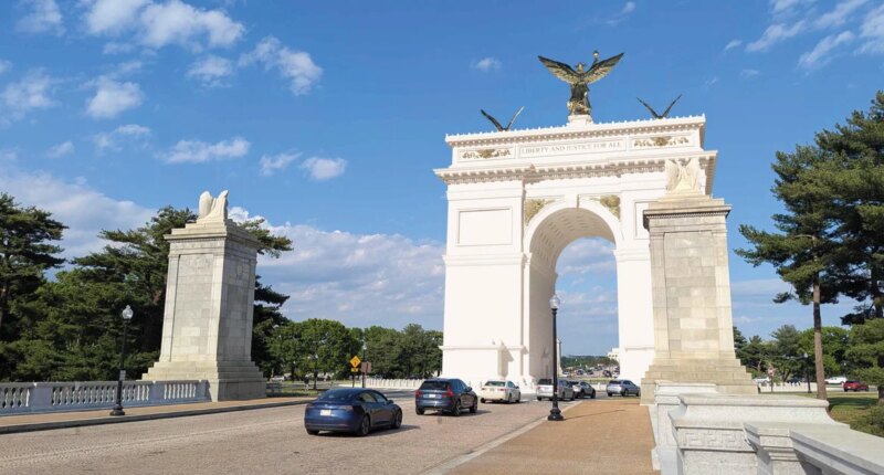 Trump's proposed arch needs structural revisions to earn final approval, planning commission says