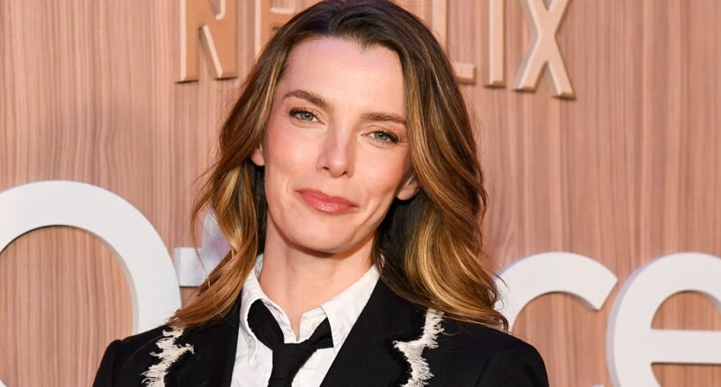 Betty Gilpin Net Worth
