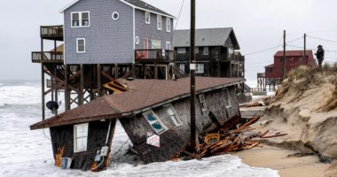 Powerful nor'easter threatens vunerable shore homes in North Carolina's Outer Banks