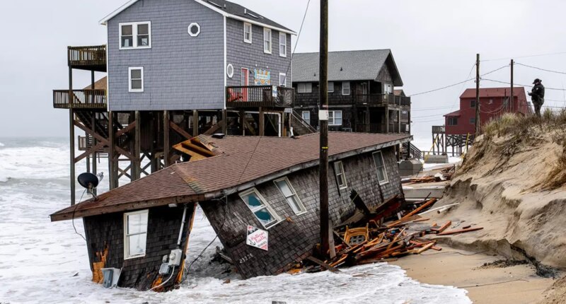 Powerful nor'easter threatens vunerable shore homes in North Carolina's Outer Banks