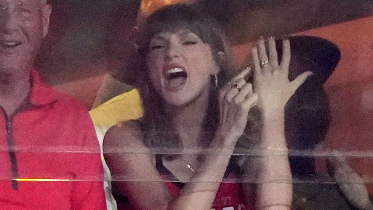 Hailee Steinfeld Contrasts Taylor Swift’s ‘Performed’ Joy