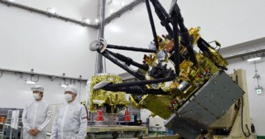 Japan launches ambitious robotic mission to land on Martian moon Phobos, return samples to Earth