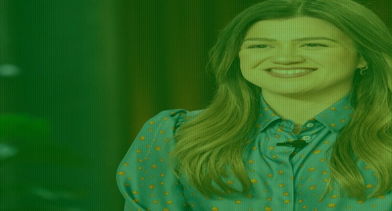Kelly Clarkson embroiled in a feud with a New York curiosity shop