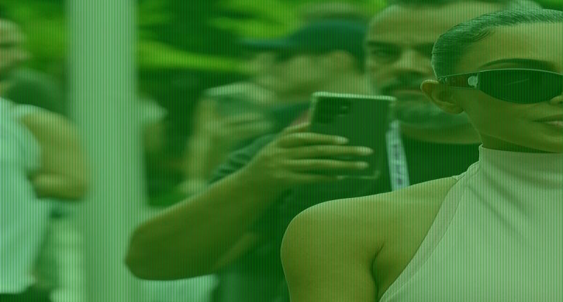 Kim Kardashian cheers on Lewis Hamilton in Singapore