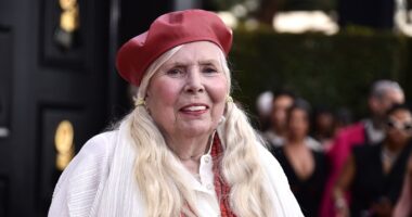 Legendary singer-songwriter Joni Mitchell becomes US citizen