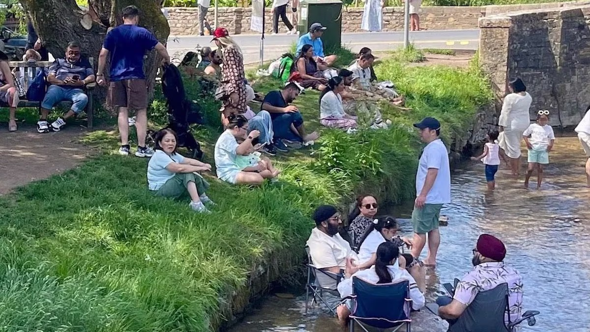 Popular Cotswolds Village River to Be Fenced Off From Tourists